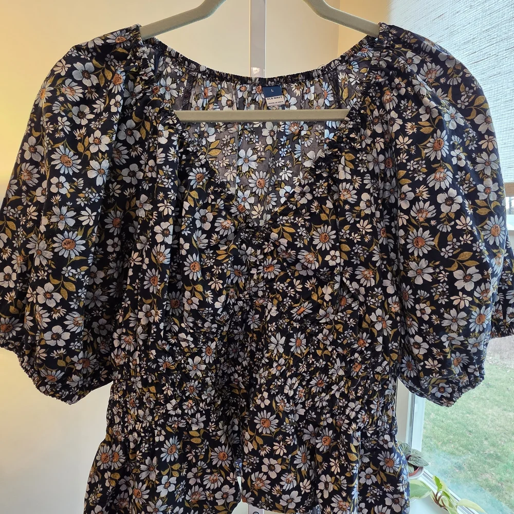 Old‎ Navy Navy Floral V-Neck Smocked Peplum Top